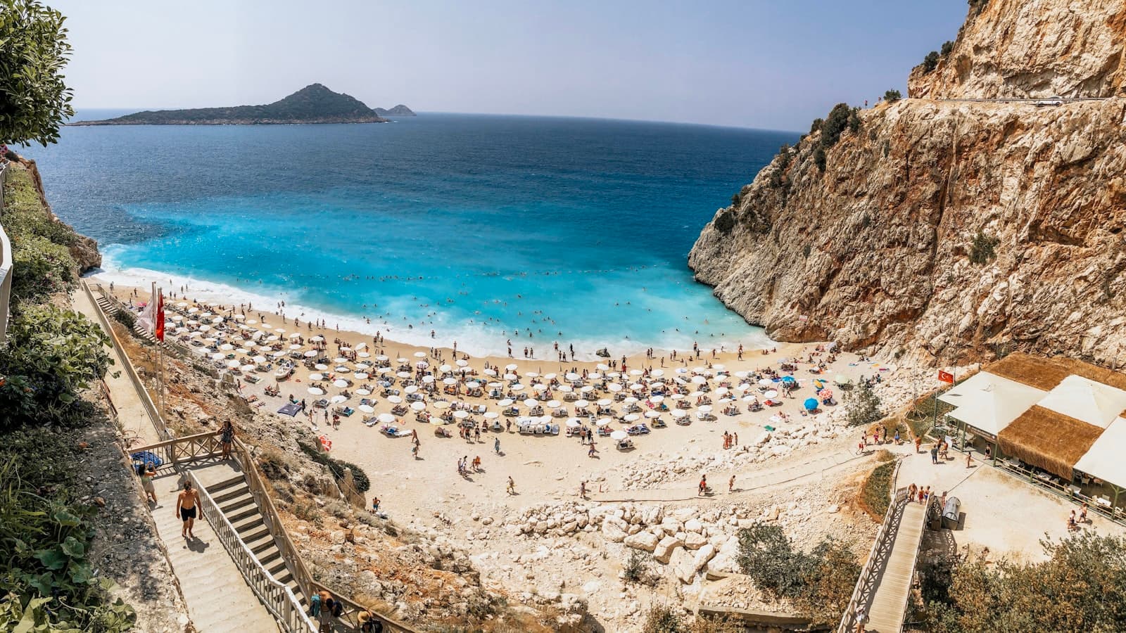 Plazh me rërë të bardhë në rajonin e Antalyas