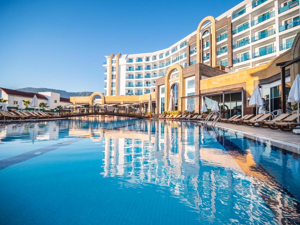 Azura Deluxe Resort & Spa Hotel