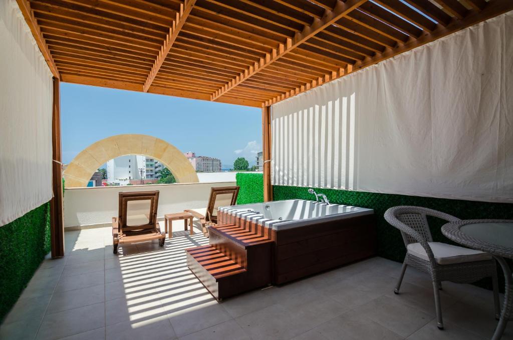 Azura Deluxe Resort & Spa Hotel