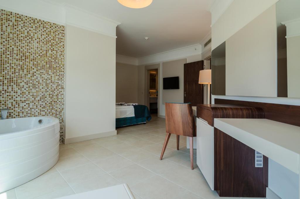 Azura Deluxe Resort & Spa Hotel