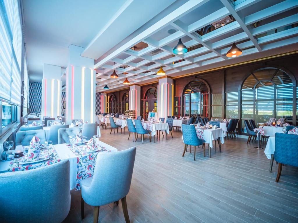 Azura Deluxe Resort & Spa Hotel