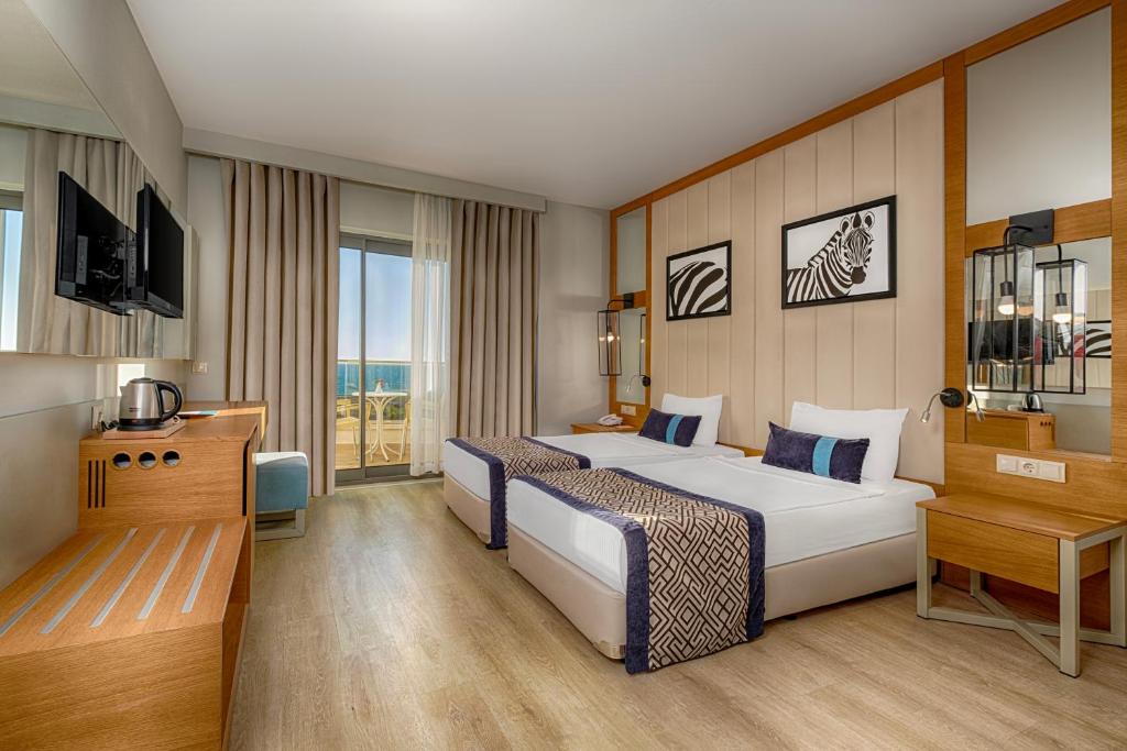 Calido Maris Beach Resort