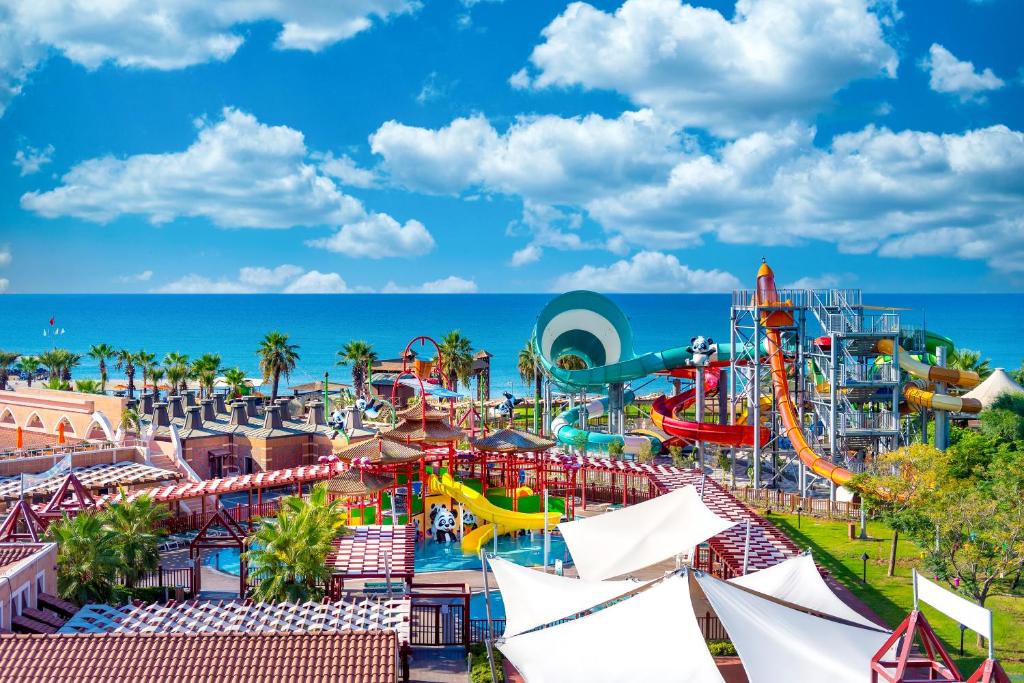 Parku ujor per femije te Megasaray Club Belek, me detin ne sfond