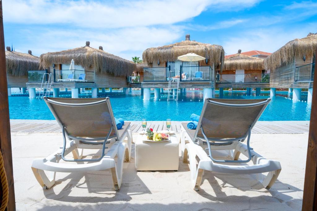 Dy shezlonge prane pishines te Granada Luxury Belek