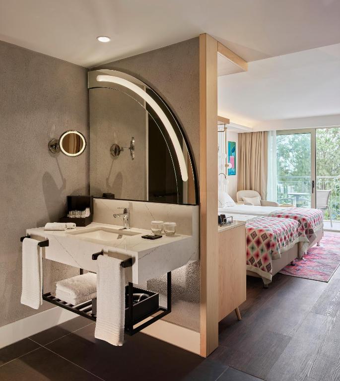 Lara Barut Collection