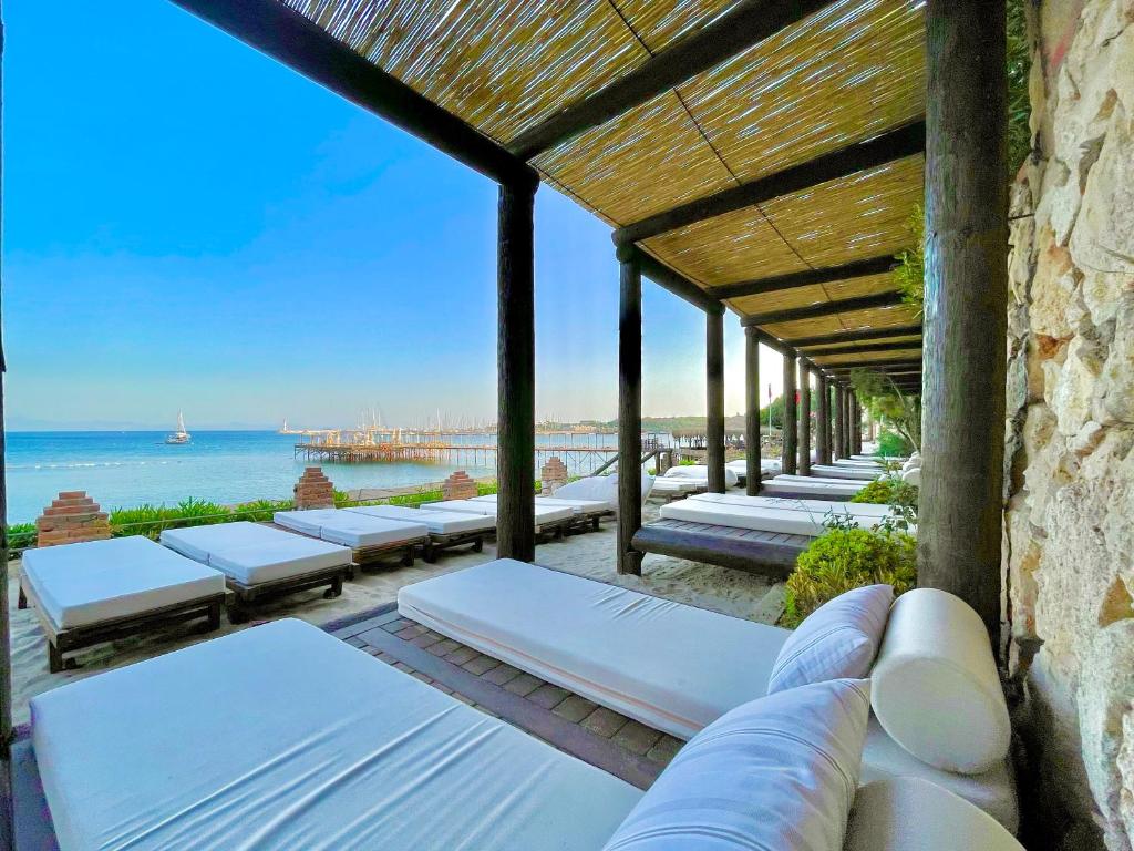 LAUR HOTELS Experience & Elegance