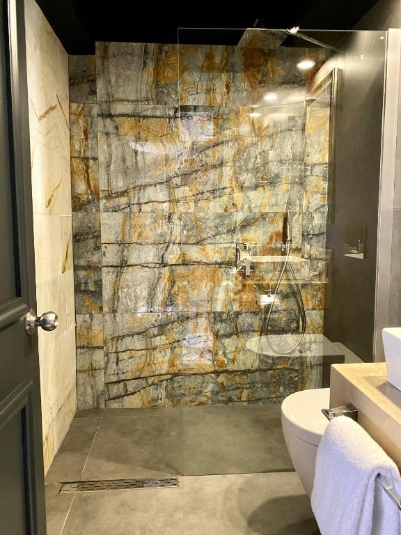 LAUR HOTELS Experience & Elegance