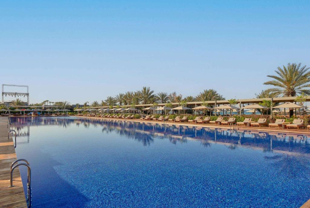 Pishina e madhe e Maxx Royal Belek ne mbremje