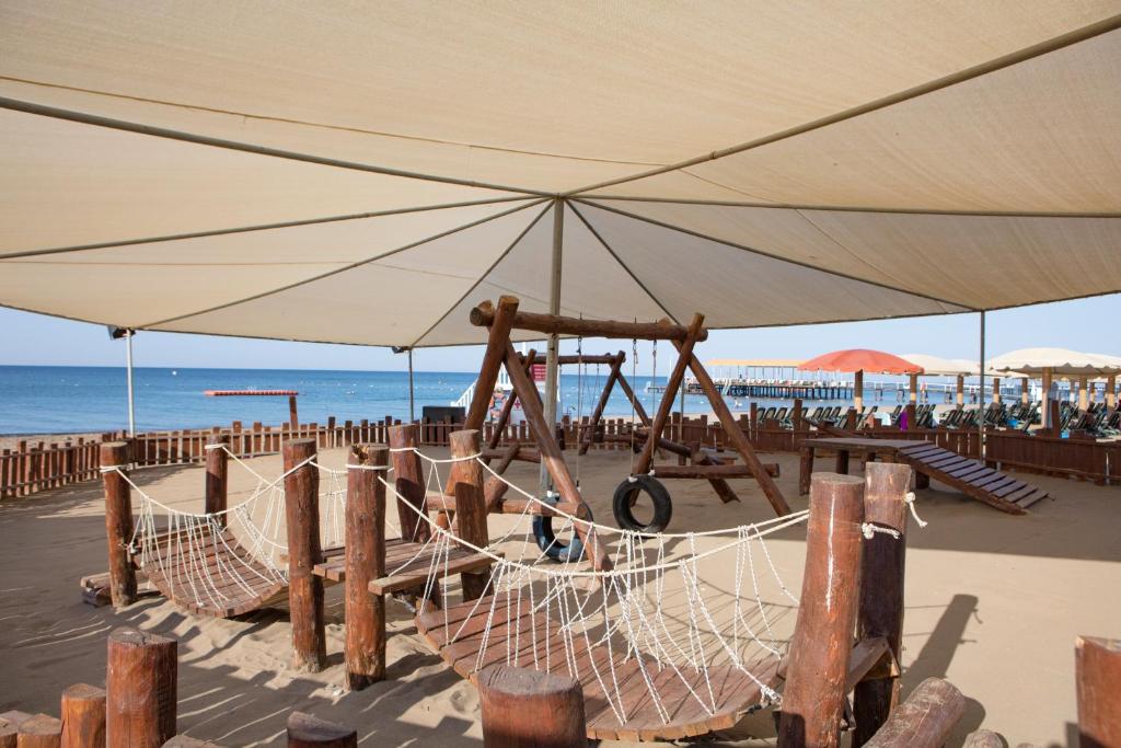 Kendi i lojerave ne hije, prane detit, te Pine Beach Belek