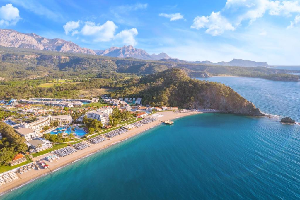 Rixos Premium Tekirova nga lart, me detin dhe malet e Kemerit