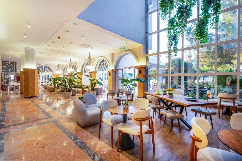 Rose Garden Premium Hotel