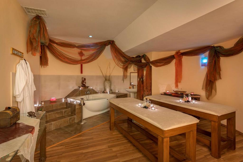 Seven Seas Hotel Life