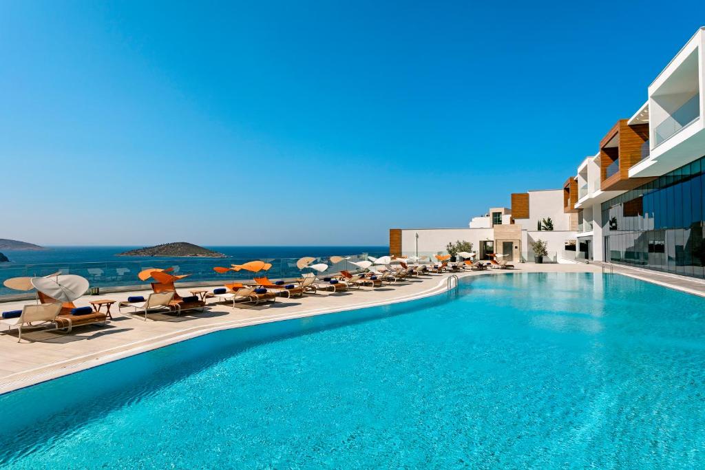 Pishina e Sirene Luxury Bodrum Hotel, me detin ne sfond