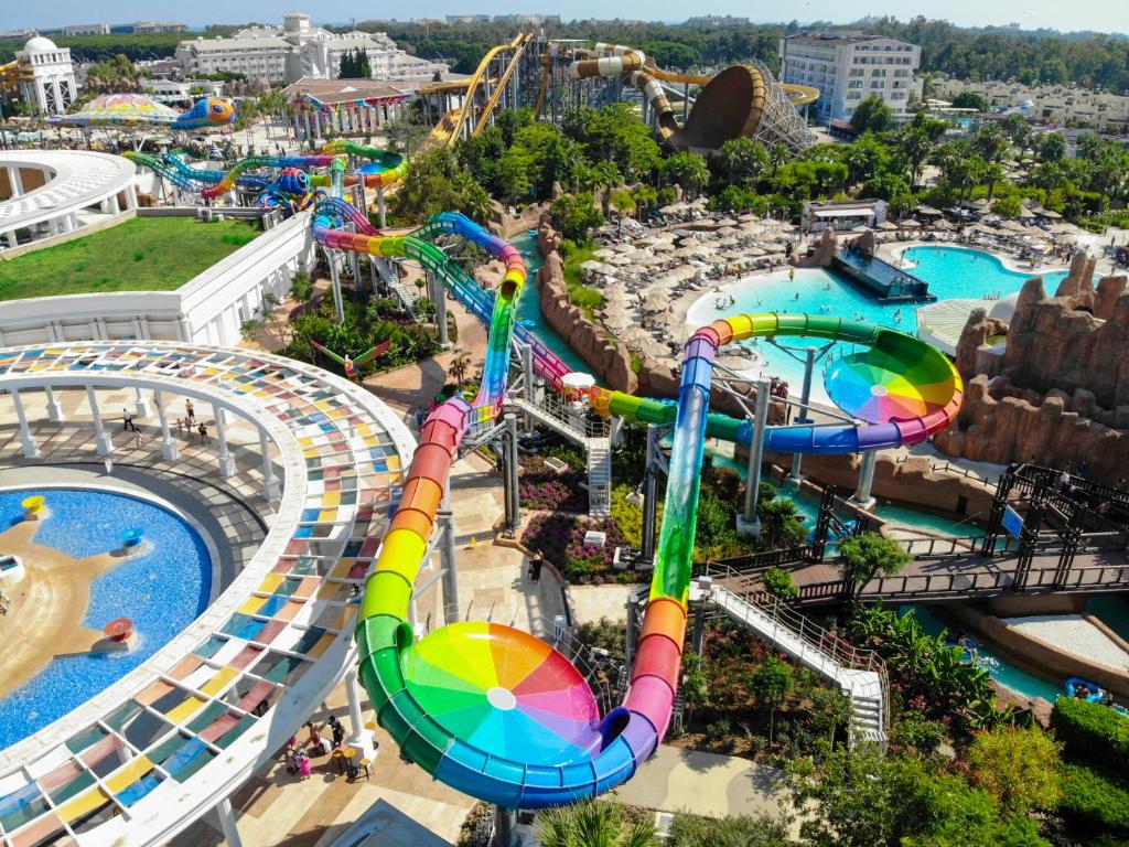 Rreshqitese uji me ngjyra te Aqua Land, Land of Legends