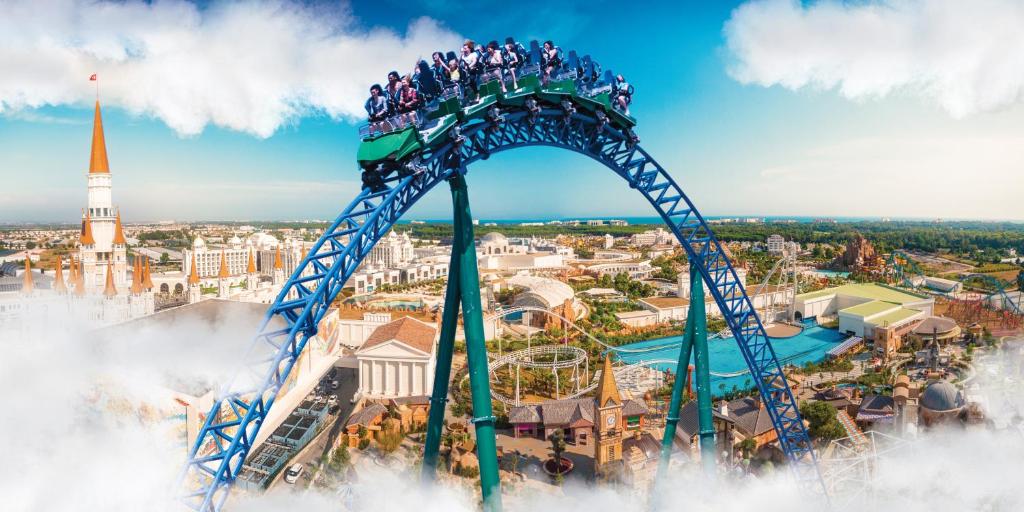 Roller coaster Hyper Coaster mbi parkun Land of Legends