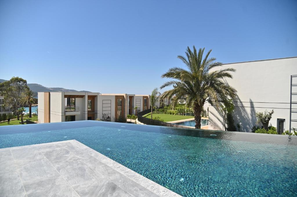 The Norm Collection Door'a