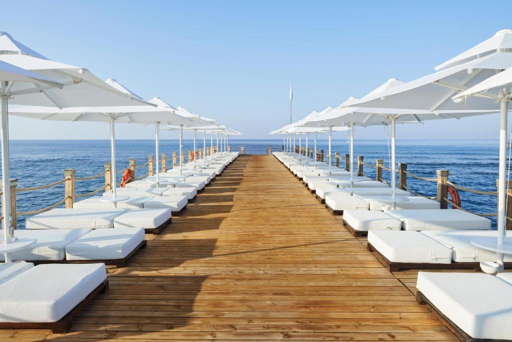 Shezlonget e bardha mbi skelen e Voyage Sorgun