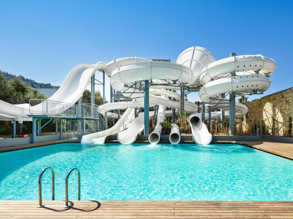 Rreshqiteset e bardha uji te aquapark-ut te Voyage Torba
